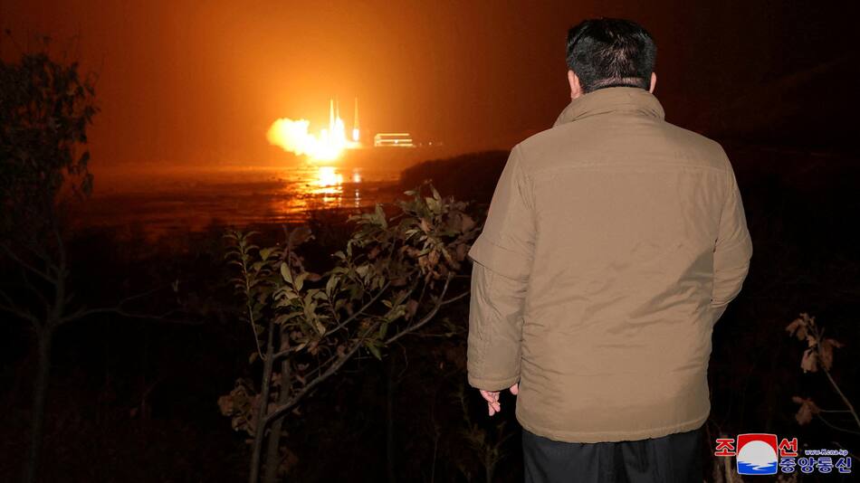 Satélite espía de Corea del Sur, Kim Jong-un mirando su despegue. Foto: Reuters.