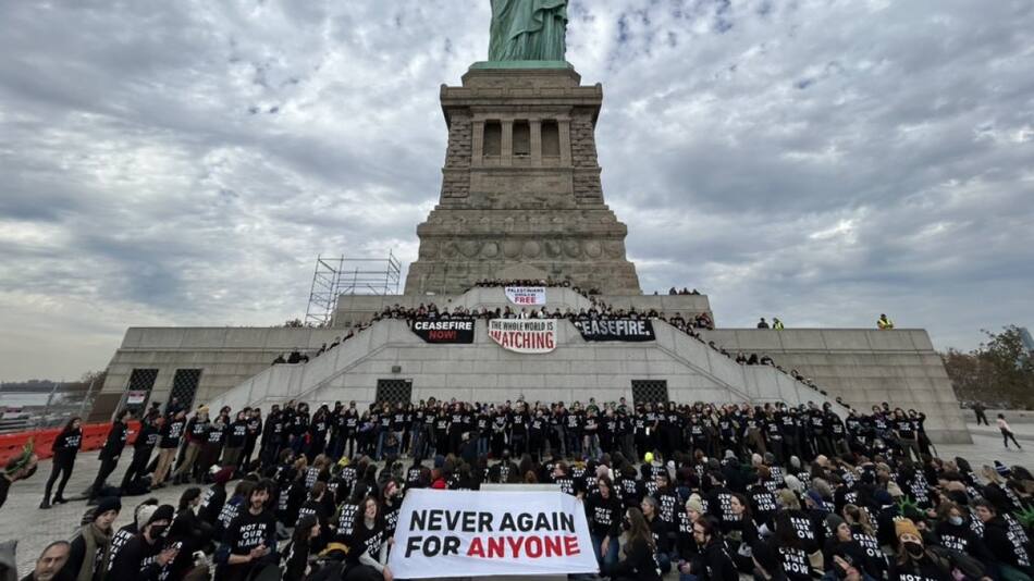 Miembros de "Jewish Voice for Peace" en la Estatua de la Libertad. Foto: X @jvplive.