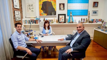 Cristina Kirchner junto a Wado de Pedro y Juan Manzur.