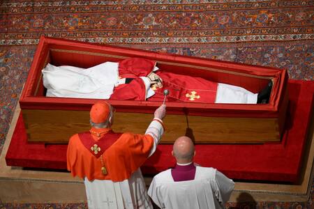 Se realizó el sellado del féretro del papa Francisco. Foto: Reuters/Prensa Vaticano/Simone Risoluti