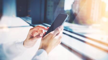 Tormenta magnética - mujer con celular en la mano
