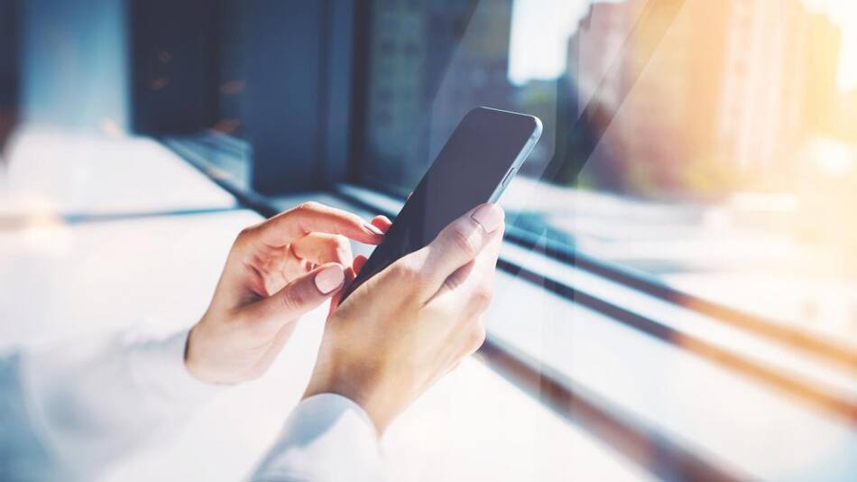 Tormenta magnética - mujer con celular en la mano
