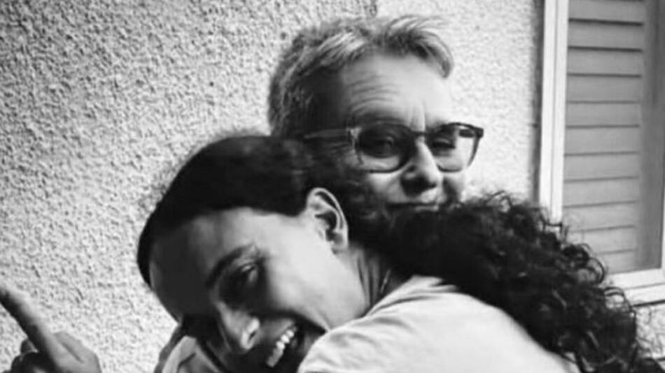 Emily Damari junto a su madre. Foto: X @persianjewess.