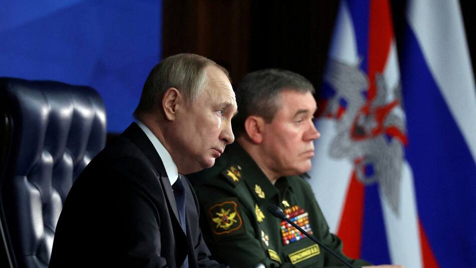 Vladimir Putin y el jefe del Estado Mayor ruso. Foto: NA.