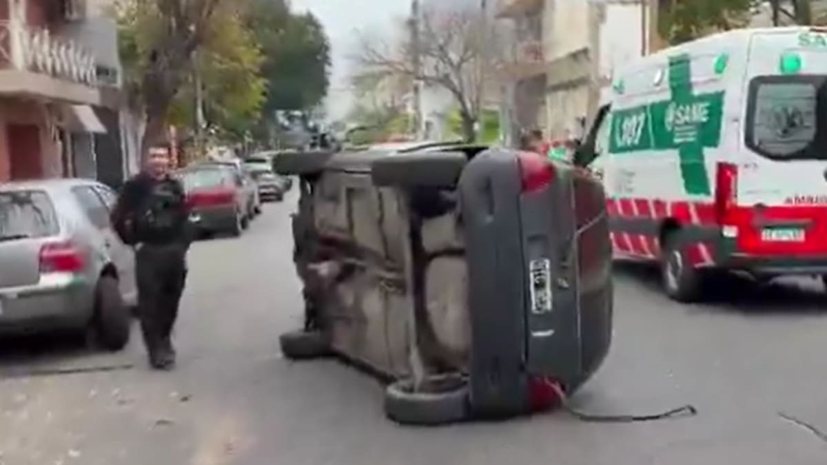 Brutal accidente en Mataderos: perdió el control, chocó contra un auto estacionado y volcó en plena avenida