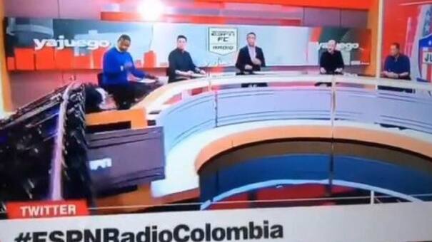 VIDEO: una pantalla gigante se cayó en vivo y aplastó a un reconocido periodista deportivo