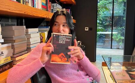 Dua Lipa con el libro de Gabriel García Márquez. Foto: @dualipa