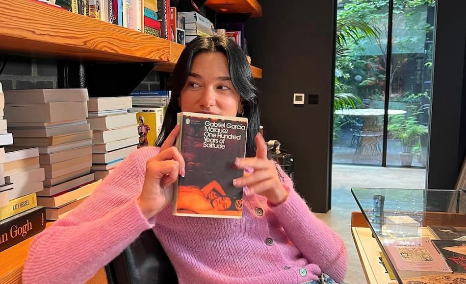 Dua Lipa con el libro de  Gabriel García Márquez. Foto: @dualipa