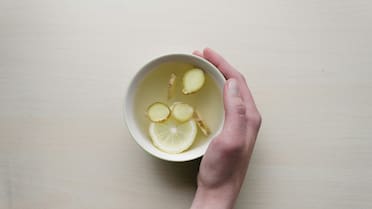 Orégano, limón y jengibre: cómo preparar este potente antioxidante y cuándo consumirlo