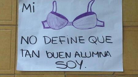 Joven sancionada por ir al colegio sin corpiño