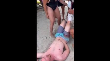 Estados Unidos, nadaba en South Beach cuando fue atacado por un tiburón que le hizo una grave herida