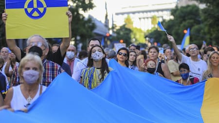 Multitudinaria marcha en apoyo a Ucrania en el centro porteño