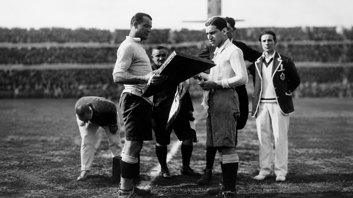 José Nasazzi y Manuel "Nolo" Ferreira, capitanes de las selecciones de Uruguay y de Argentina