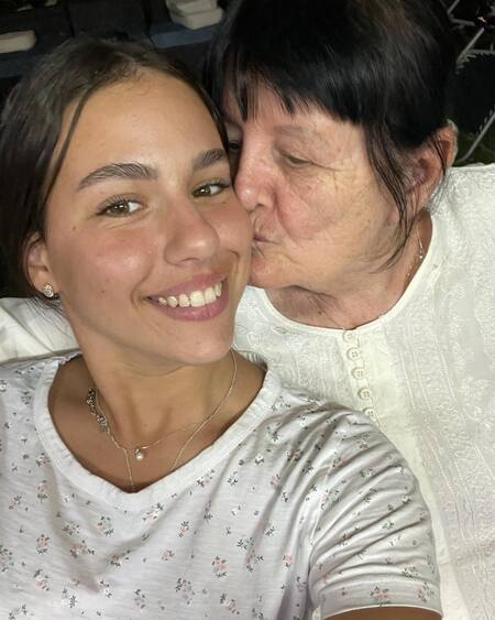Mor Bayder con su abuela. Foto: Twitter