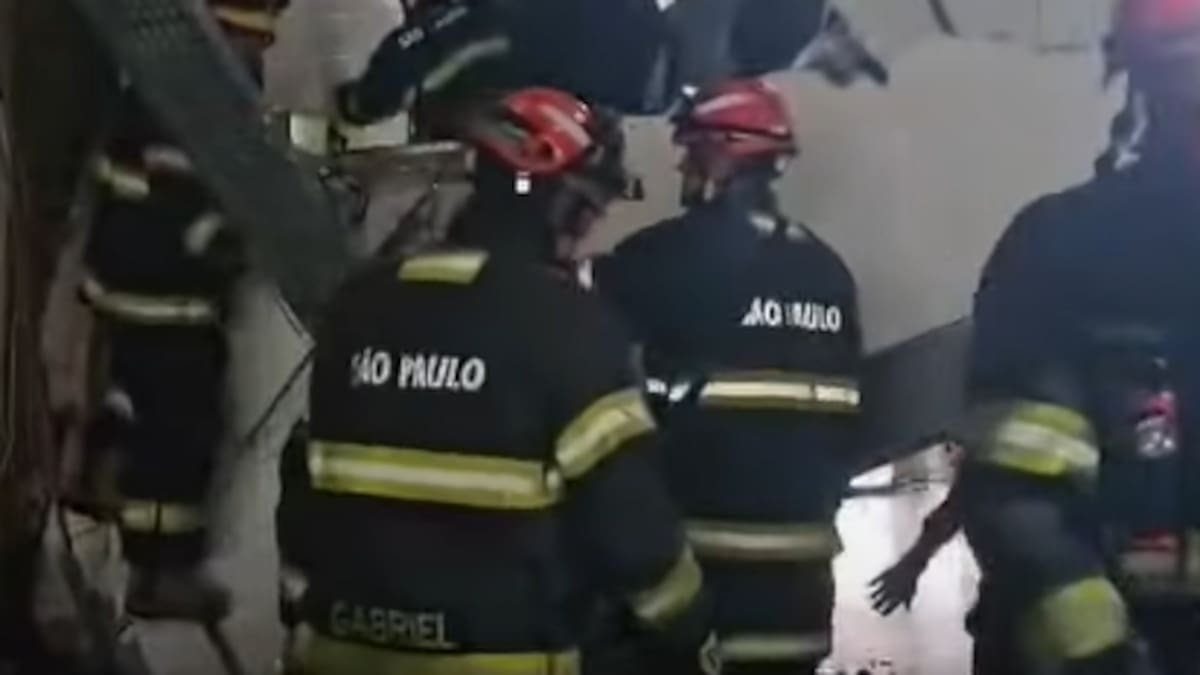 El Departamento de Bomberos informó la muerte de una empleada y ocho heridos.
