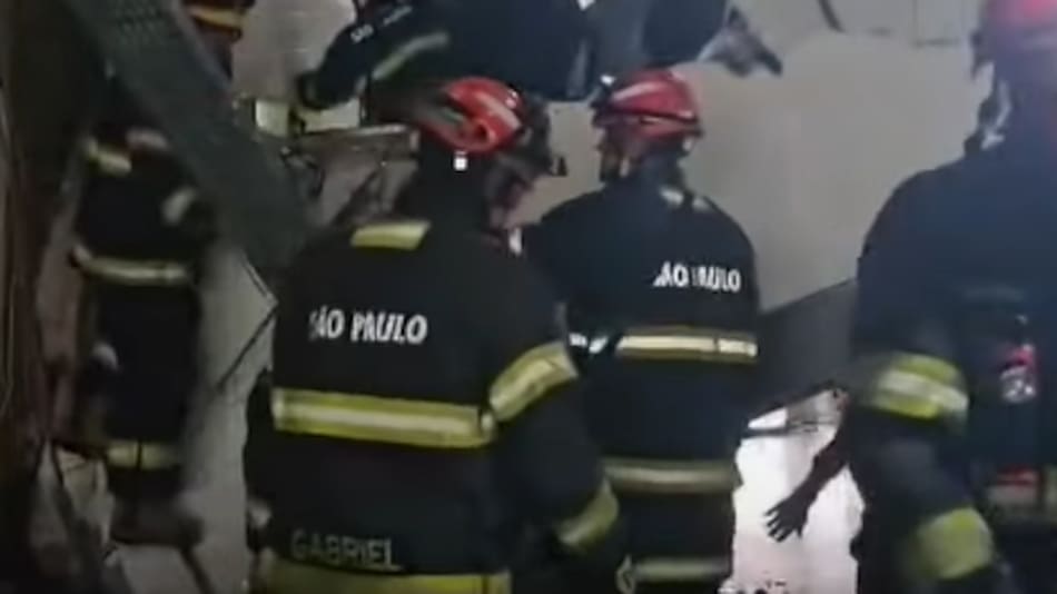 El Departamento de Bomberos informó la muerte de una empleada y ocho heridos.