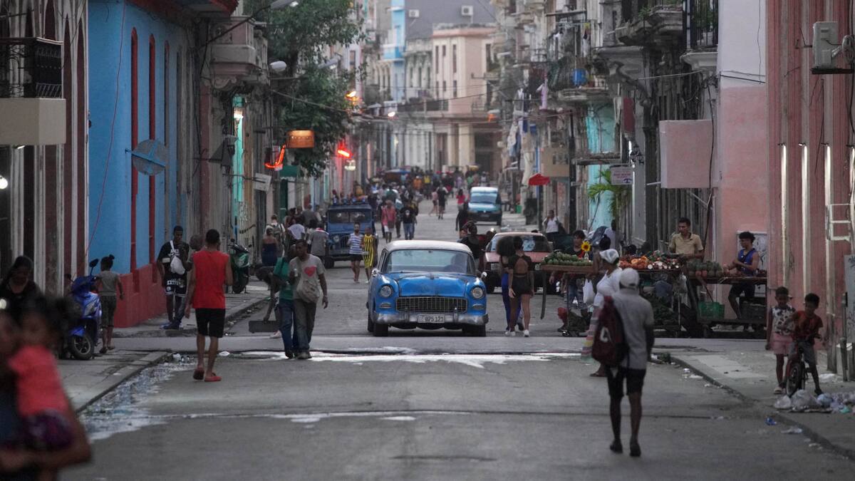 Transeúntes pasean por una calle de la Habana Vieja en Cuba. Foto: Reuters