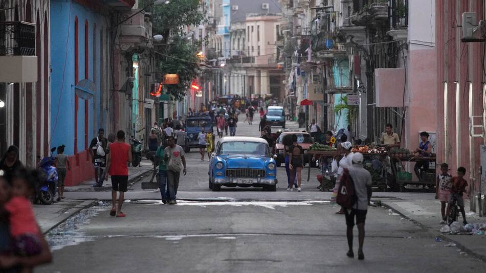 Transeúntes pasean por una calle de la Habana Vieja en Cuba. Foto: Reuters