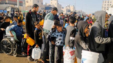 Largas filas para obtener agua en Gaza. Foto: Reuters