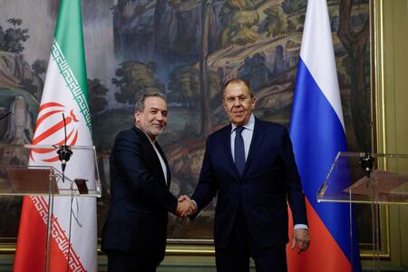 Conferencia entre el ministro de Exteriores ruso, Serguéi Lavrov, y su par iraní, Abás Araqchí. Foto: REUTERS.