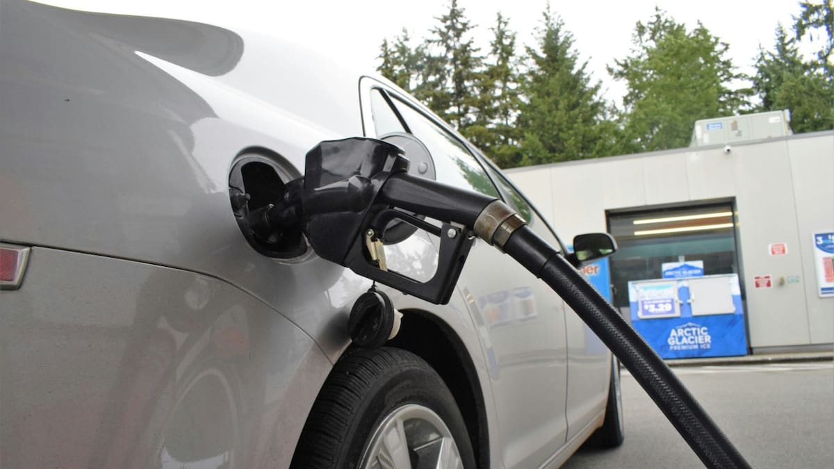 Cargar combustible, nafta, estación de servicio. Foto Unplash