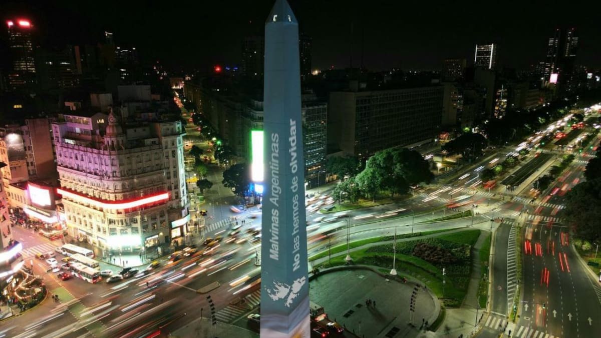 El Obelisco, el Congreso y otros lugares emblemáticos de la Ciudad, iluminados por Malvinas