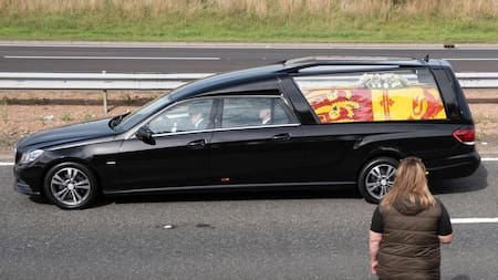 Homenaje póstumo a la reina fallecida: despedida de los restos de Isabel II en Escocia