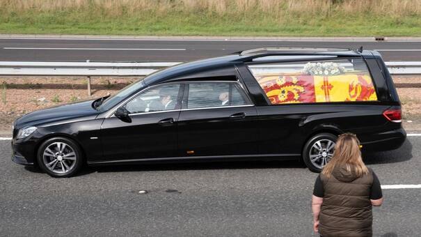 Homenaje póstumo a la reina fallecida: despedida de los restos de Isabel II en Escocia