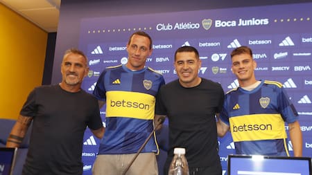 Juan Román Riquelme junto a Cristian Lema y Kevin Zenon en la presentación de refuerzos de Boca. Foto: @BocaJrsOficial