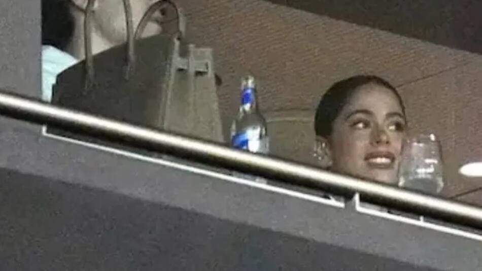 Tini Stoessel viendo a Rodrigo De Paul en el Wanda Metropolitano.
