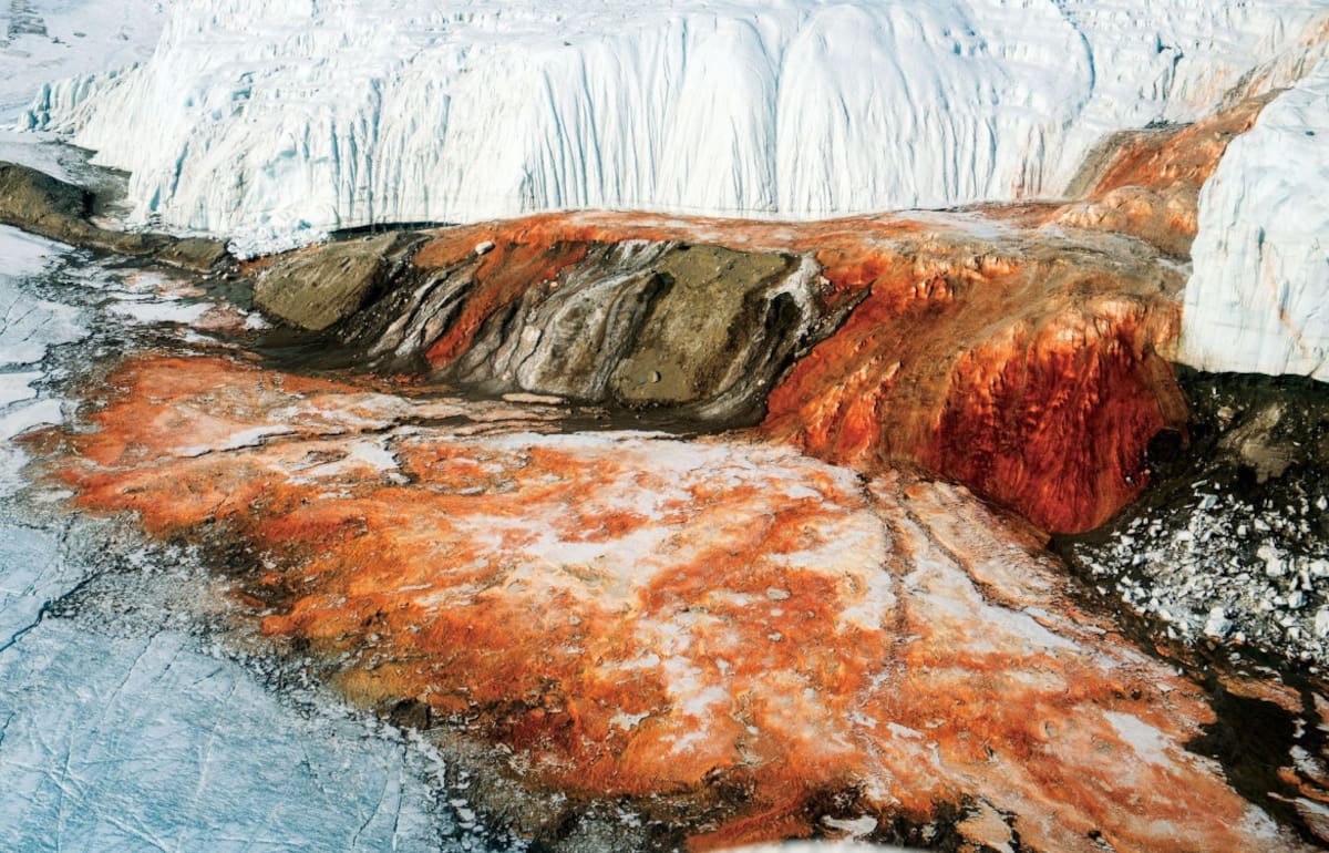 Cascadas de Sangre. Foto: National Geographic.