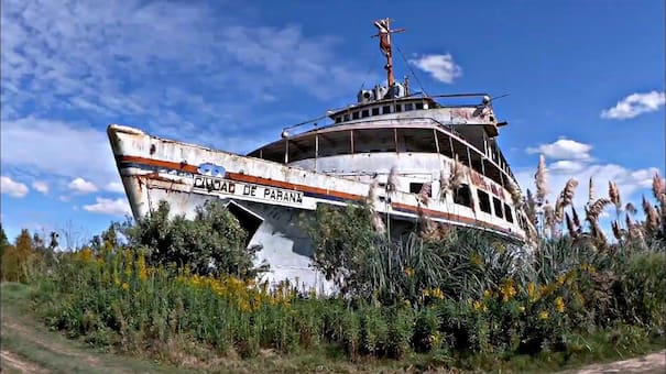 De navegar por Argentina a convertirse en hotel: la historia del misterioso crucero abandonado a orillas del Río Paraná
