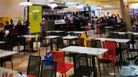 Se cayó una porción de cielorraso en medio del patio de comidas del shopping Plaza Oeste