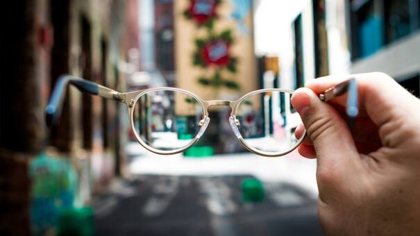 Crean gafas inteligentes que convierten el audio en subtítulos para personas sordas en tiempo real