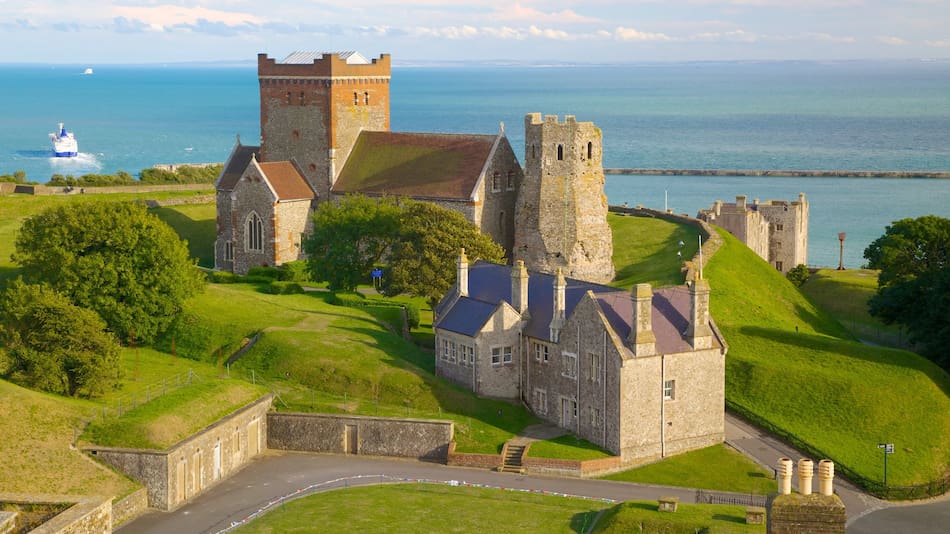 Dover incluye un castillo, arquitectura patrimonial y una ciudad costera.