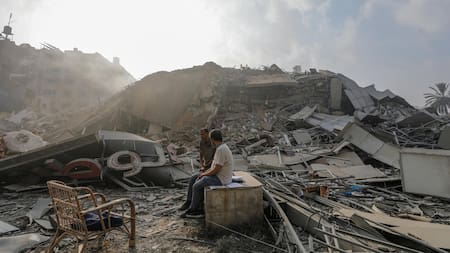 El sitio de la destruida Torre Al-Watan en la ciudad de Gaza, el 8 de octubre de 2023, tras los ataques aéreos israelíes. EFE