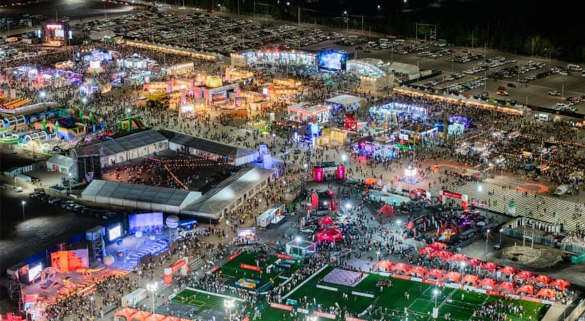 Público durante una edición anterior de la Fiesta Nacional del Sol en San Juan con escenario principal y espectáculos en vi