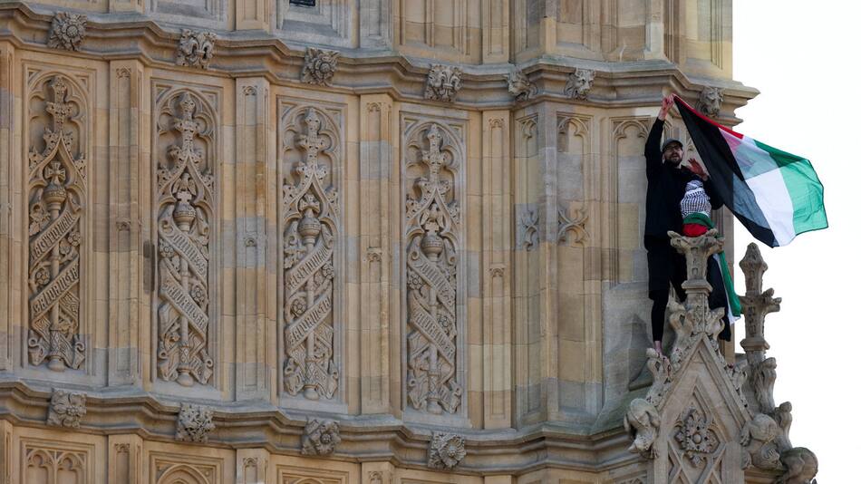 Hombre se subió al Big Ben con una bandera de Palestina. Foto: REUTERS/ Hannah McKay.