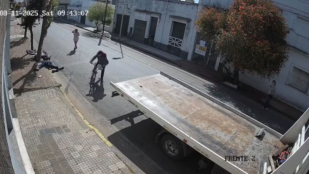 Impactante video: murió un motociclista tras ser embestido por un camión en Azul