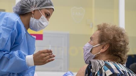 Vacunación de mayores de 80 años en la ciudad de Buenos Aires en la Fundacion Boca Social, NA