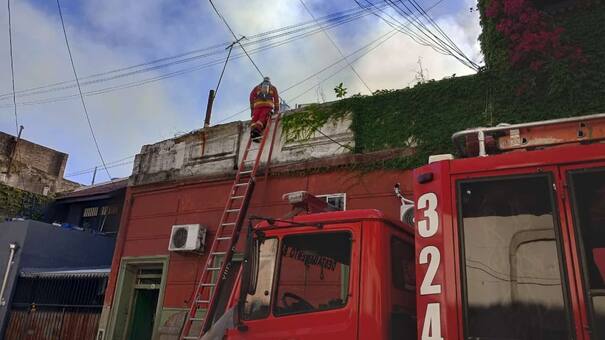 Incendio en un conventillo de La Boca: un herido y al menos tres traslados por inhalación de humo