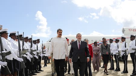 La llegada de Nicolás Maduro a San Vicente y las Granadinas. Foto: Reuters