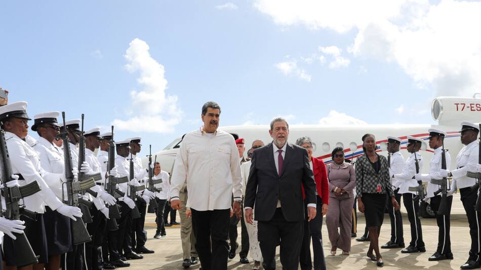 La llegada de Nicolás Maduro a San Vicente y las Granadinas. Foto: Reuters