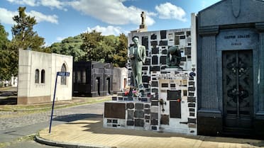 Los secretos de la tumba de Carlos Gardel en la Chacarita: el detalle de la escultura y el ritual que se repite