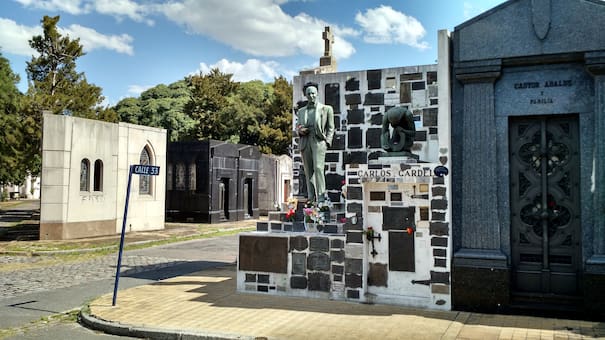 Los secretos de la tumba de Carlos Gardel en la Chacarita: el detalle de la escultura y el ritual que se repite