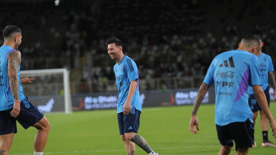 Lionel Messi entrenó con la Selección Argentina en Abu Dhabi. Foto: Twitter @Argentina.
