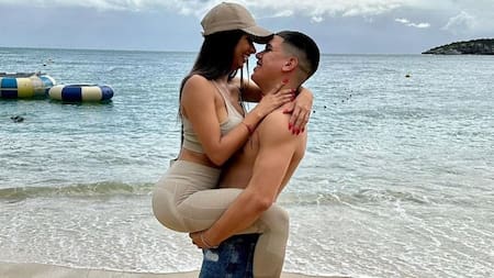 Daniela Celis y Thiago Medina en Buzios, Brasil. Foto: Instagram @thi4go_km.