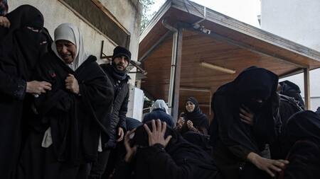 Velorio en el paso de Rafah tras ataques israelíes. Foto: EFE.