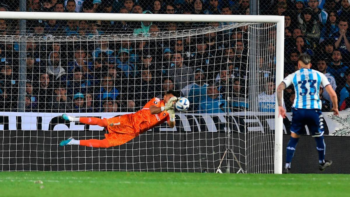 Chiquito Romero en los penales para Boca ante Racing por Copa Libertadores. Foto: TELAM.