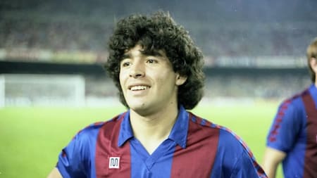 La camiseta que usó Diego Maradona en Barcelona será la más importante de la subasta.